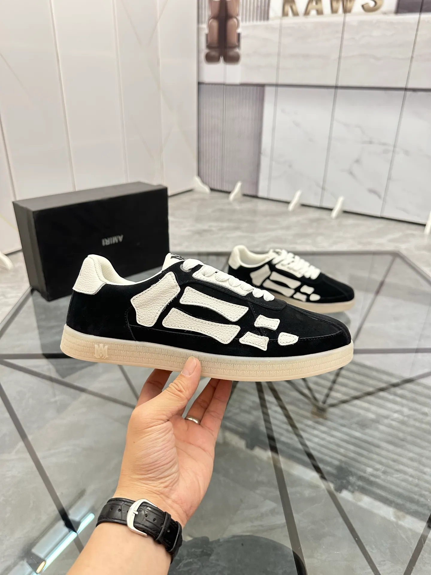 Men's shoes: 💰P420¥ Product trademark: AMIRI* "Amir*" low-top casual shoes Regular size: 38-45 (can be customized to 46) Product material: imported nubuck leather upper, breathable lining, original outsole. Number: 001